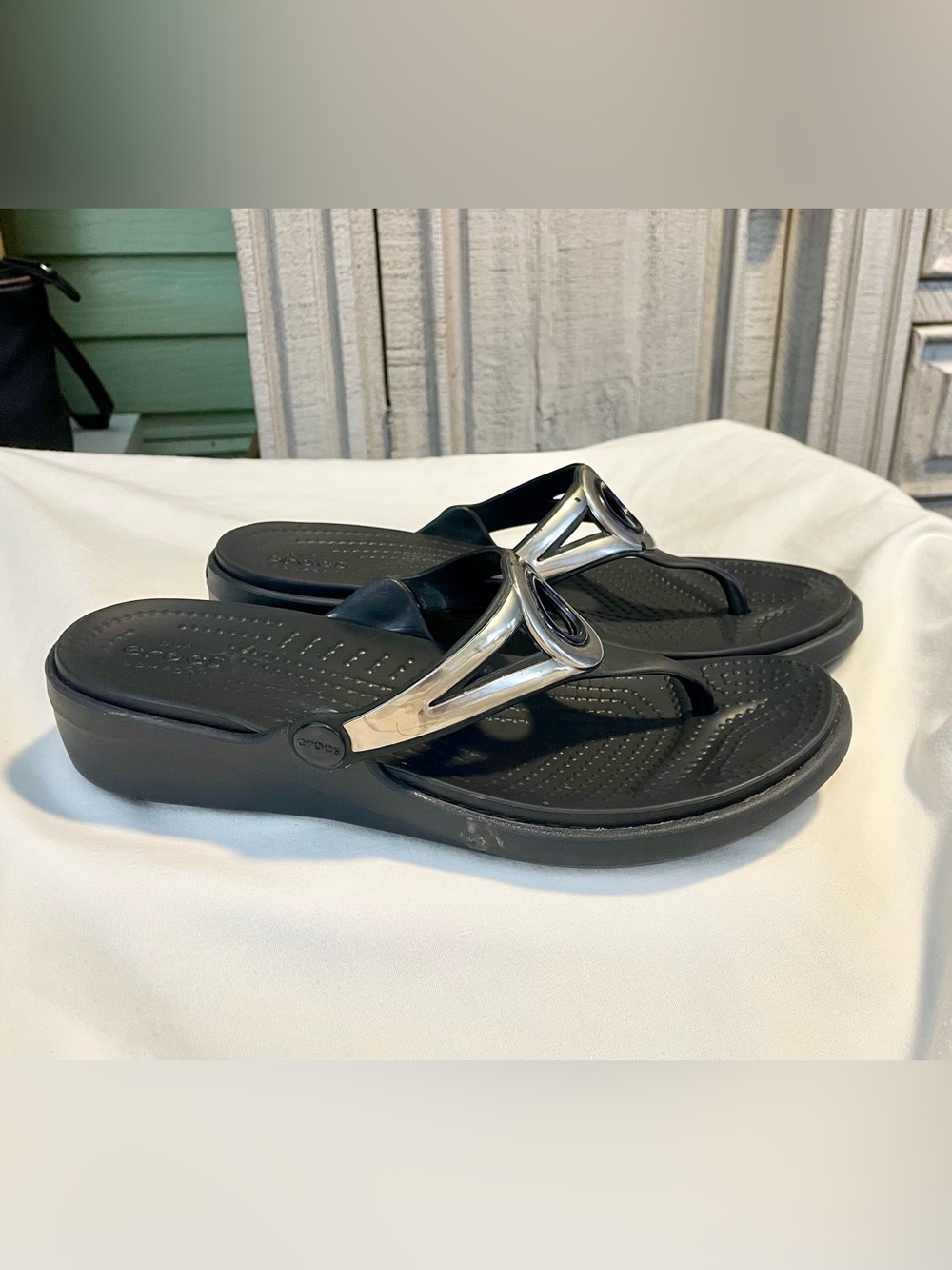CROCS Sanrah Wedge - Silver Ring/Comfort/Flip~Flop - Women’s Sz 8 - Black/Silver - Picture 5 of 10